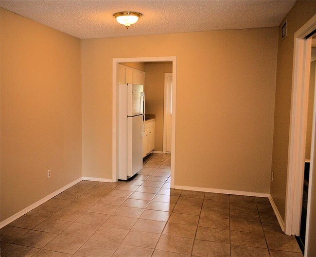 Building Photo - 8287 Kingsbrook Rd