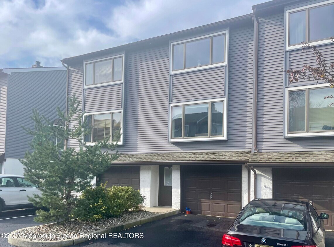 Primary Photo - 208 Marina Dr