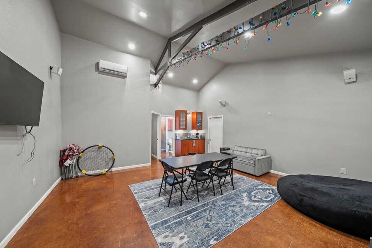 Foto principal - 1740 W Live Oak St