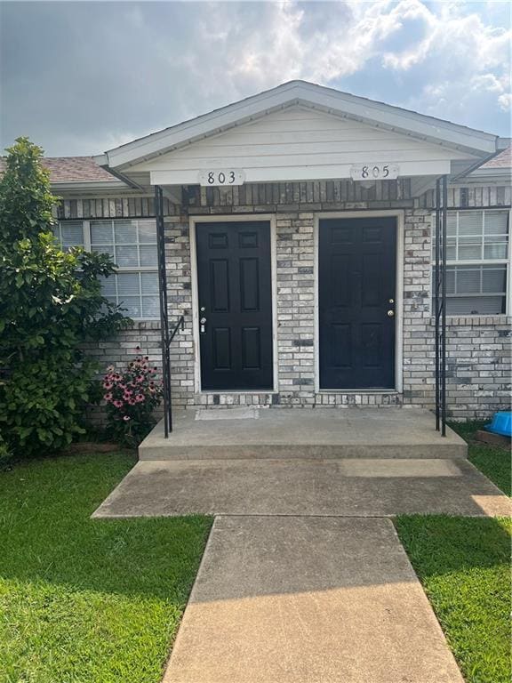 Building Photo - 803 E 1st St