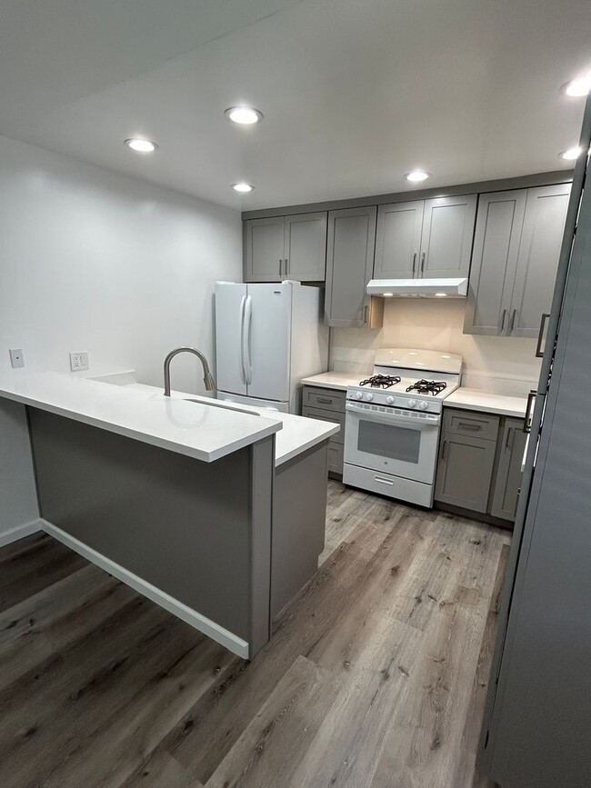 Foto del edificio - Updated Laguna Vista Condo!