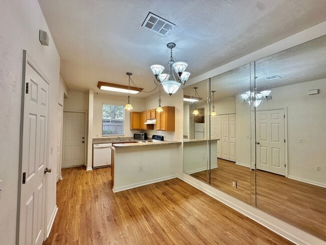Photo - Spacious 2 Bed / 2.5 Bath Townhome in Vict...