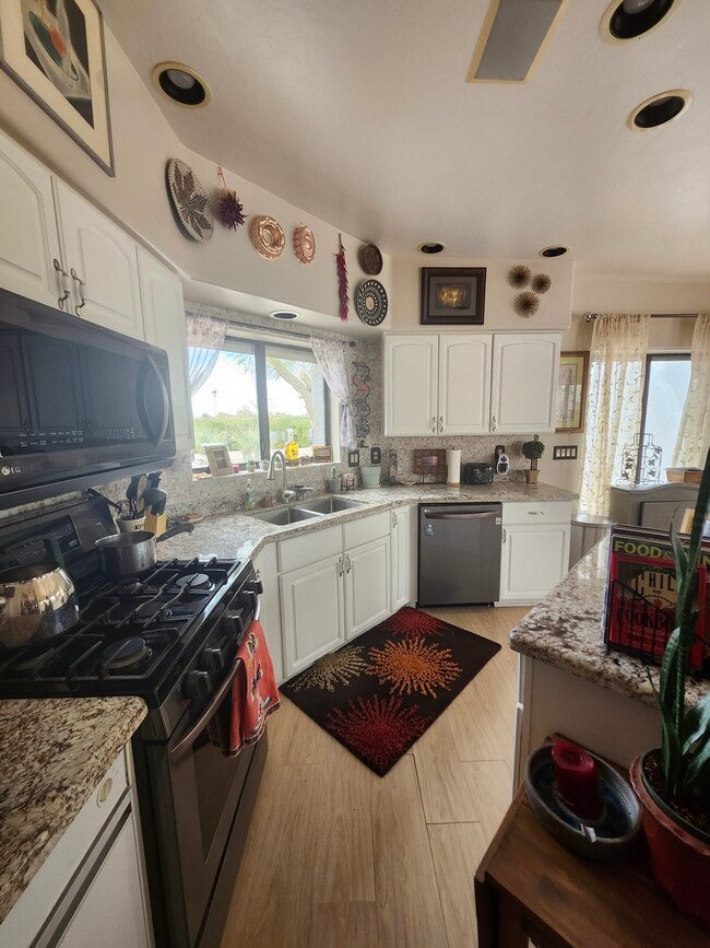 Kitchen - 1061 W Calle San Jose