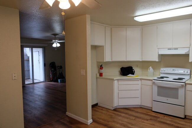 Kitchen - 118 W Beverly Pl