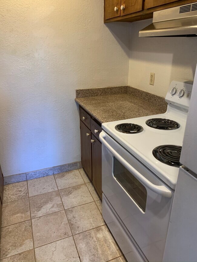 Clean, bright kitchen - 833 Taylor St
