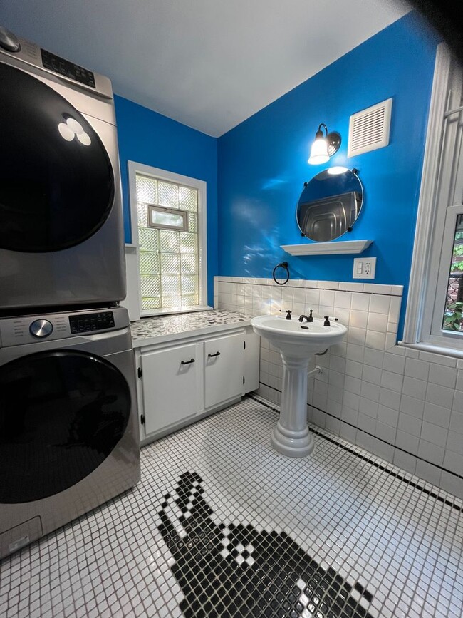 Building Photo - Charming - updated and well maintained - 2...
