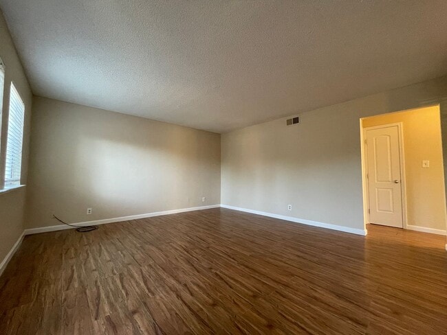Building Photo - Charming 2-Bedroom Duplex in Sacramento – ...