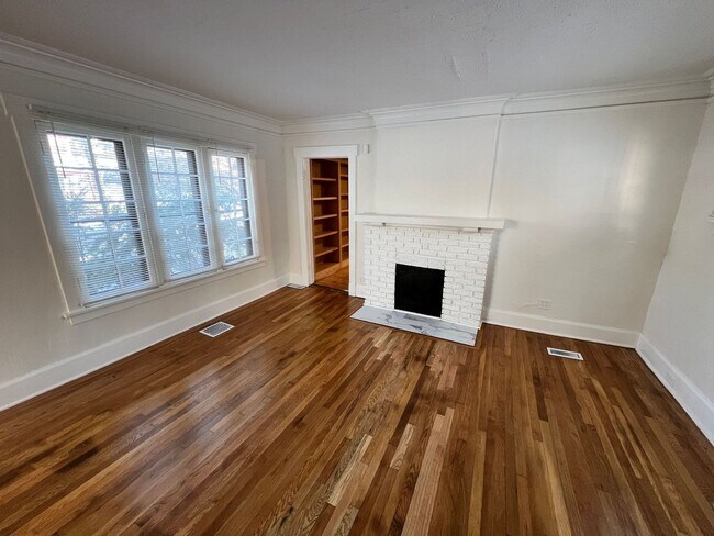 Building Photo - 3-Bedroom Home with Bonus Library/Office Near Local Attractions!