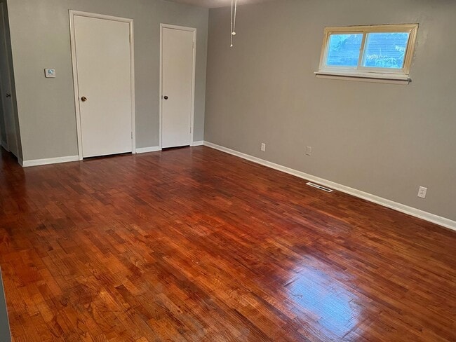 Building Photo - Adorable 3 Bedroom, 2 Bathroom Home with F...