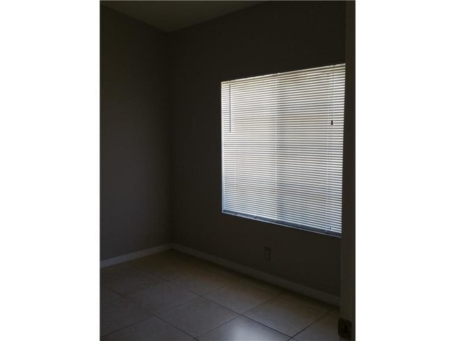 Building Photo - 3860 SW 48th Ave