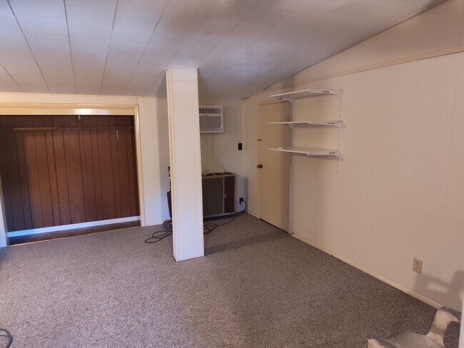 Área del dormitorio con vista al armario - 303 Barr Elms Ave