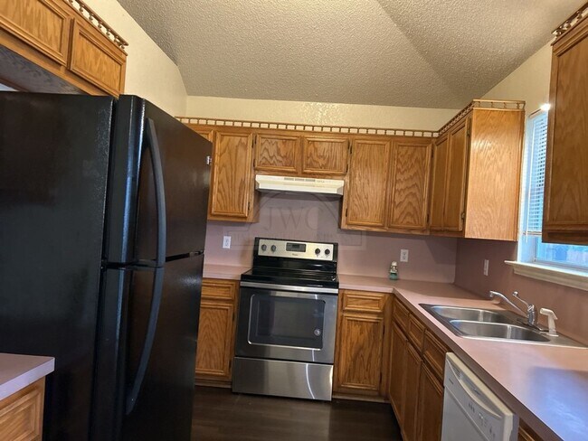 Foto del edificio - 4004 Riverrock Dr