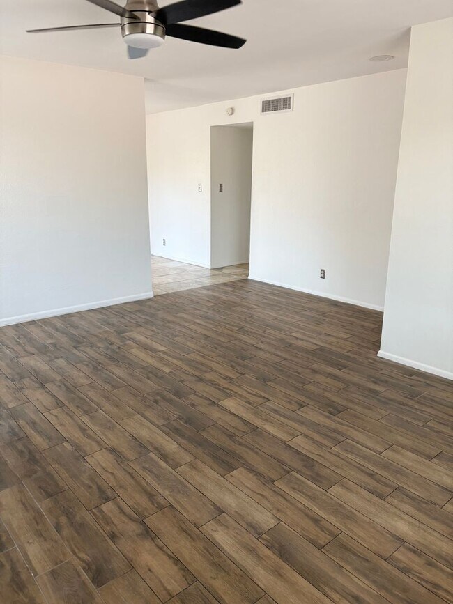 Building Photo - **Excellent 3br/2ba/2garage HOUSE (EXTENSI...