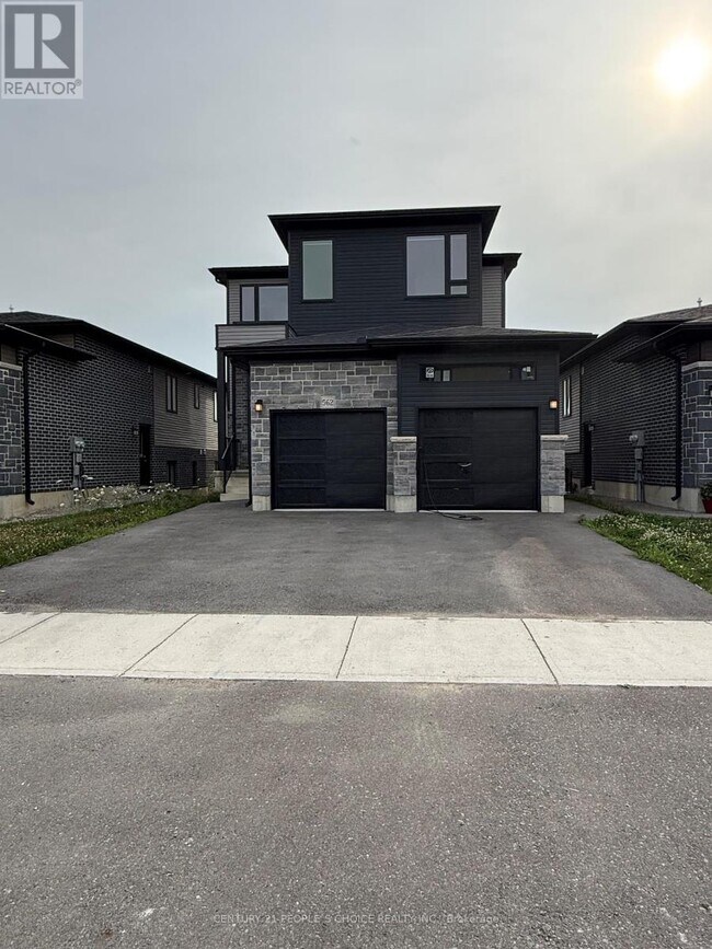Building Photo - 562 Fairway Rd
