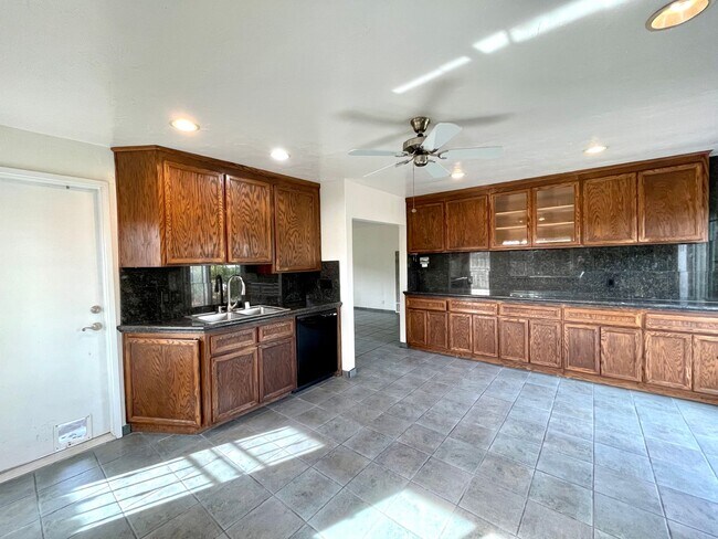 Building Photo - Perfect 3B/1BA Home w/ Private, Fenced in ...