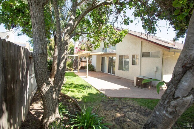 Foto del edificio - 767 Raven Dr