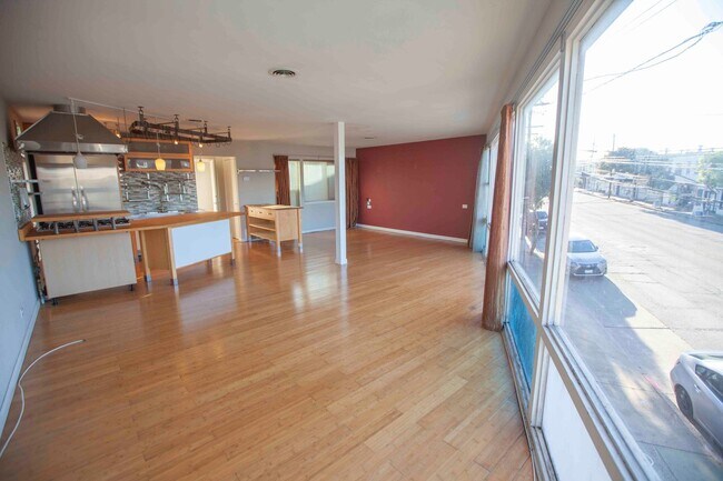 Building Photo - 513