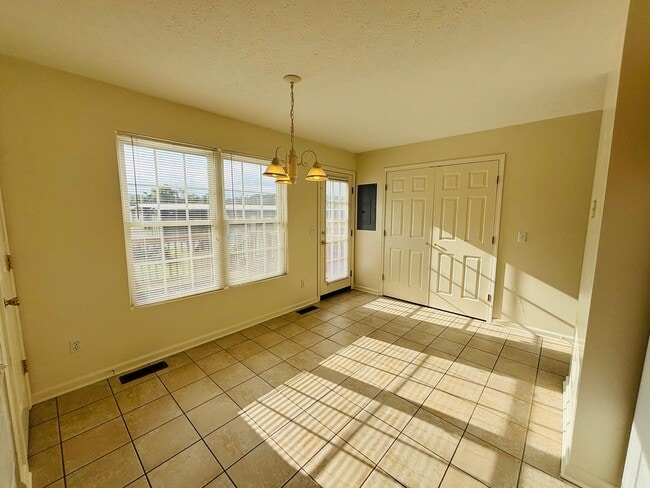 Building Photo - 2 Bedroom, 2.5 Bath Townhouse