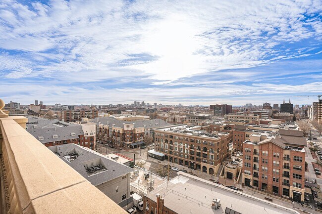 Foto del edificio - Gorgeous Uptown condo with amazing city views