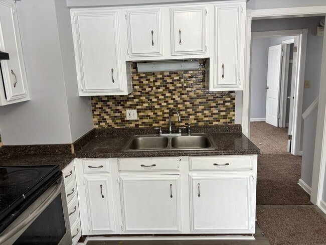 Building Photo - Euclid single home