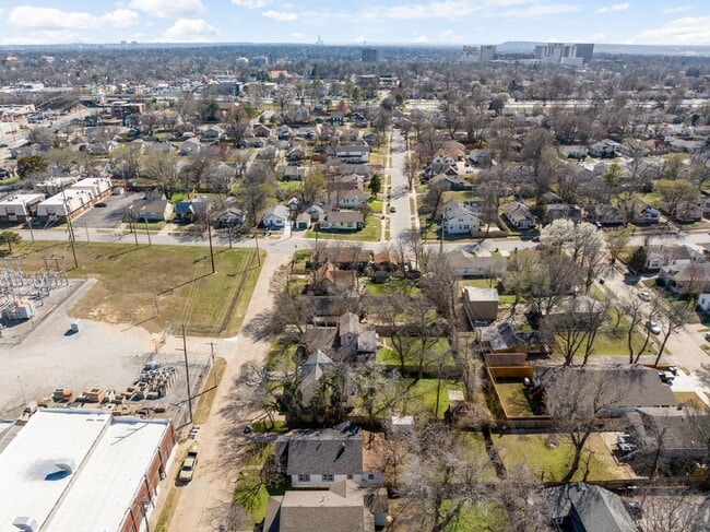 Building Photo - Charming bungalow located right off Route 66