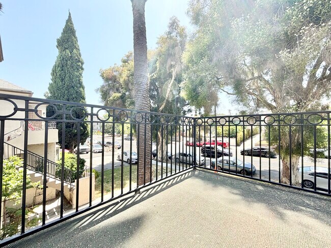 Building Photo - 522 1/2 N Heliotrope Dr Los Angeles, CA 90004