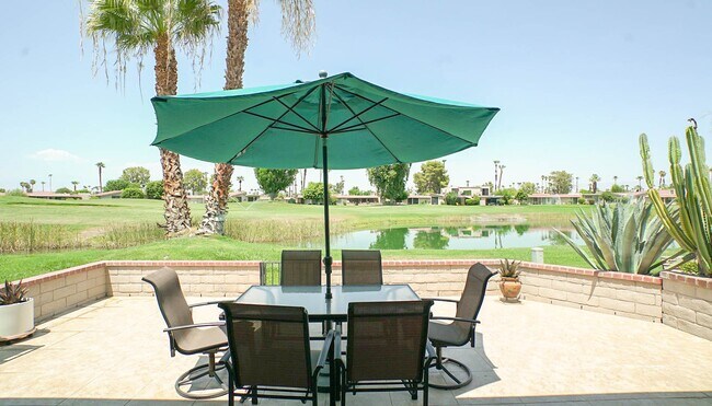 Foto del edificio - Lakeside Golf Course Retreat in Cathedral ...