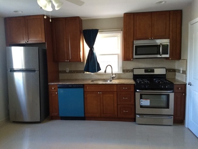 Kitchen-center - 63 Oxford Pl