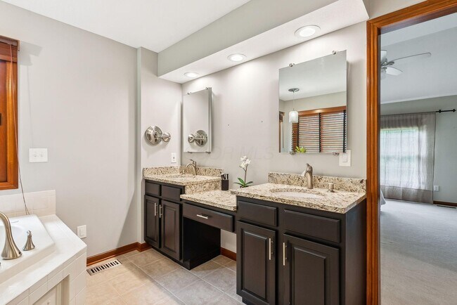 Foto del edificio - 1229 Whispering Meadow Ct