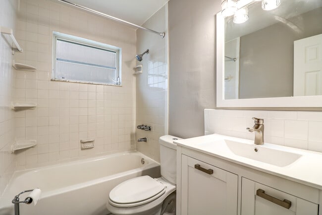 Building Photo - Charming 2Bedroom 2Bath Fully Renovated !