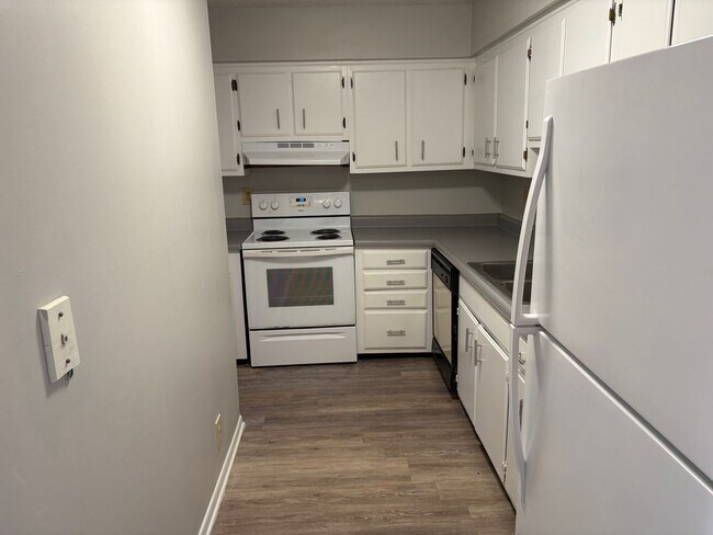 Building Photo - 515 Basswood Ave