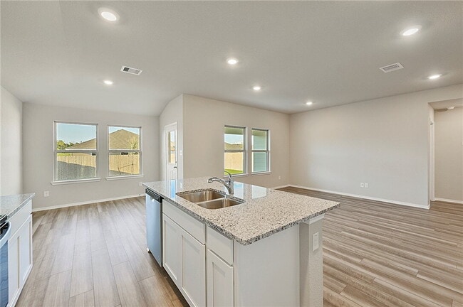 Building Photo - Small city charm close to big city commute!