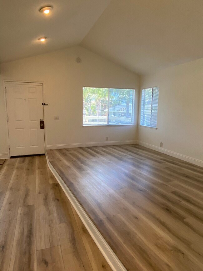 Building Photo - 671 Walnut Dr