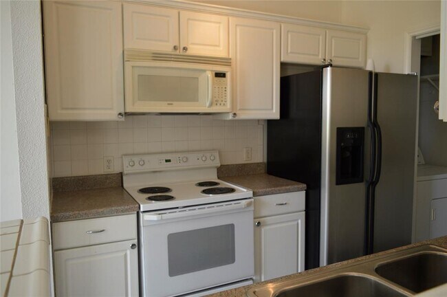 Foto del edificio - 8213 Sands Point Dr