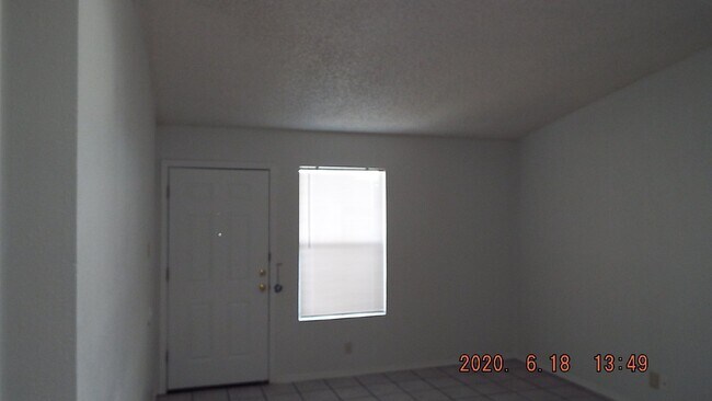 Building Photo - **Cozy Apartment on Northeast side of San ...