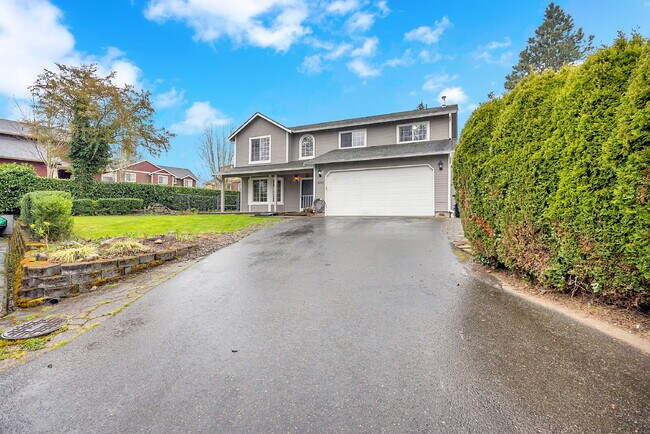 Foto del edificio - 5 Bedrooms ( one brm is on main floor) and 4 bathrooms (2 are on main floor), Fenced Back Yard