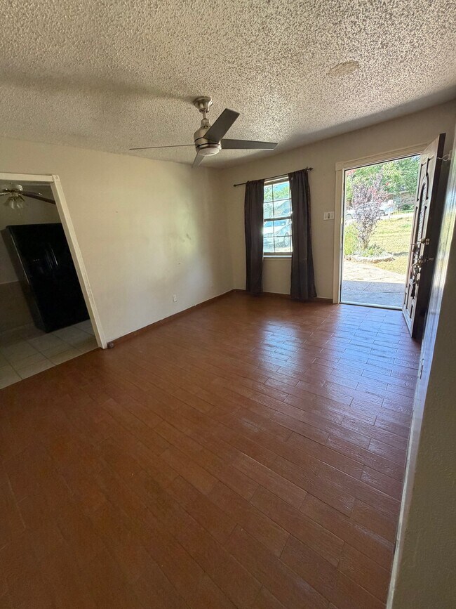 Foto del edificio - 526 Pebble Rd