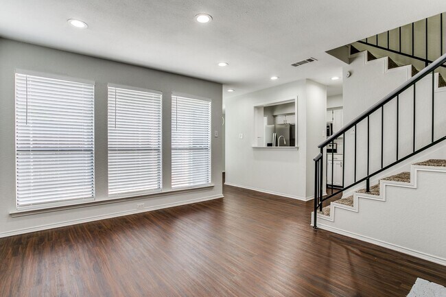 Building Photo - An A1 Townhome in Bedford For Lease