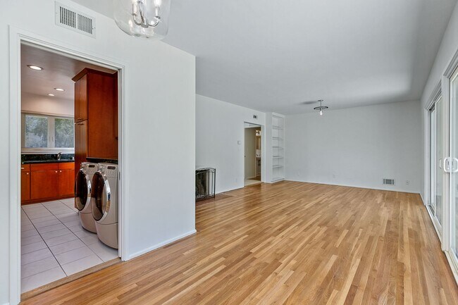 Foto del edificio - Where timeless charm meets modern comfort.