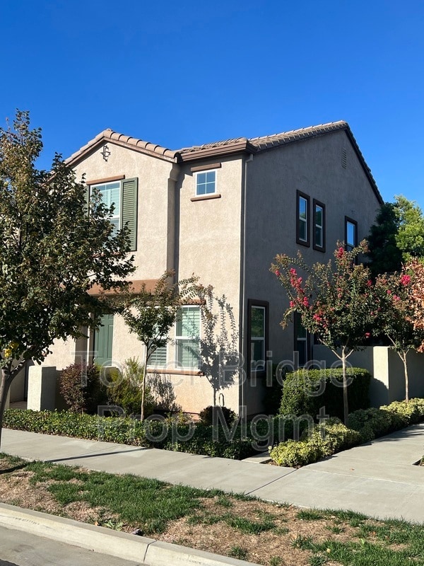 Building Photo - 3057 Village Park Dr