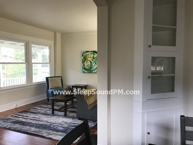 Building Photo - Lovely Two Bedroom Duplex with Office