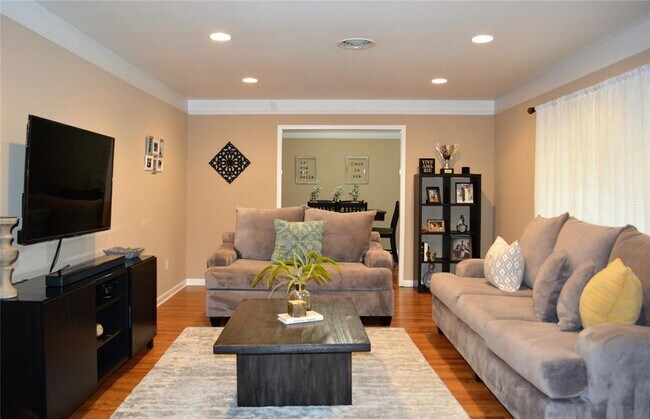 Foto del edificio - 618 Cedar Ln