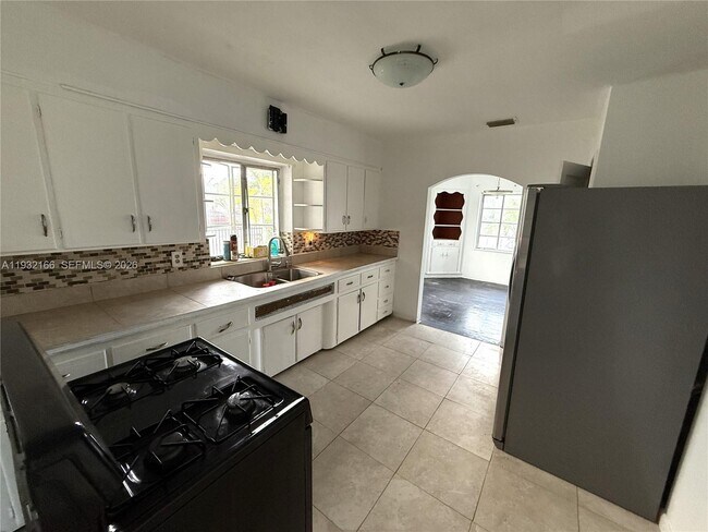 Foto del edificio - 1330 Kasim St