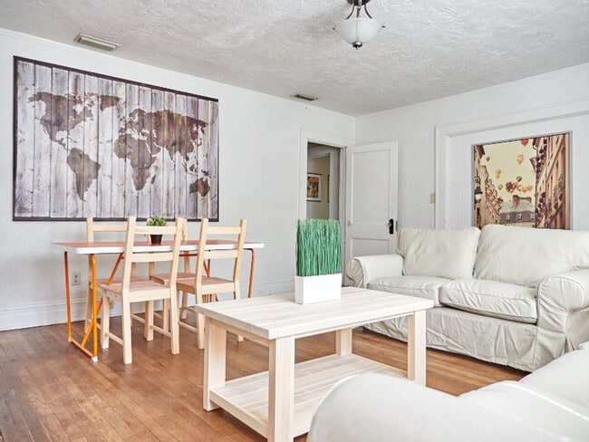 Building Photo - R0504