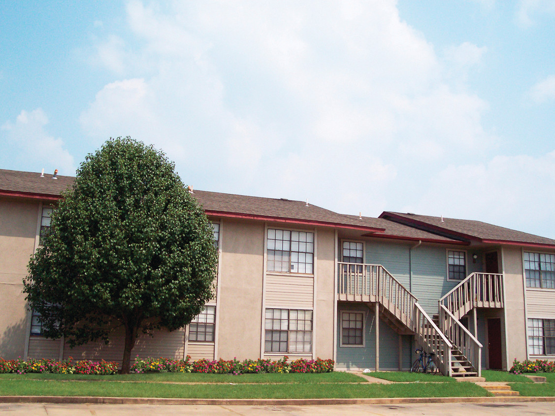 Building Photo - Twin Oaks Apartments