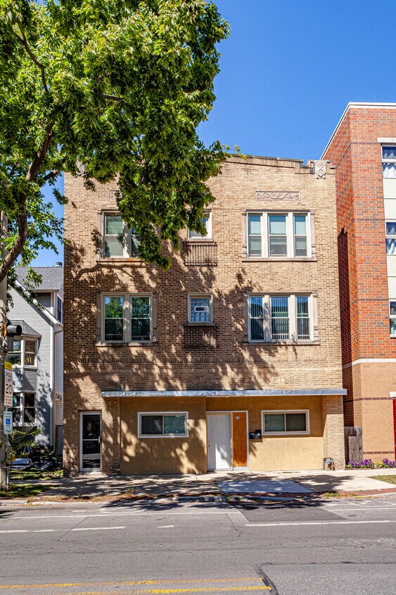Primary Photo - 214 Chicago Ave