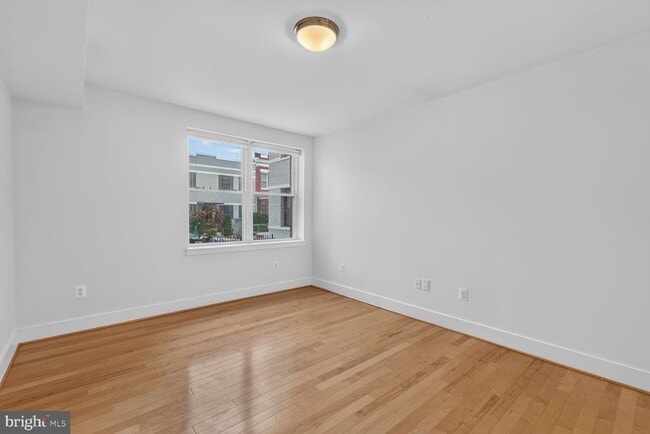 Building Photo - 809 Otis Pl NW