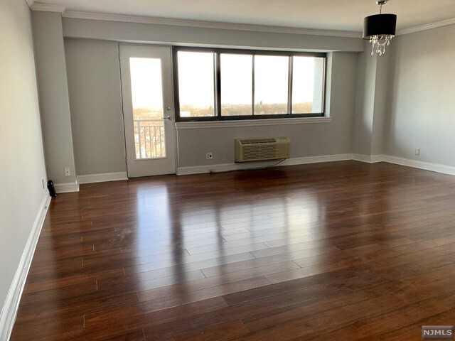 Building Photo - 60 Parkway Dr East, Unit 7L