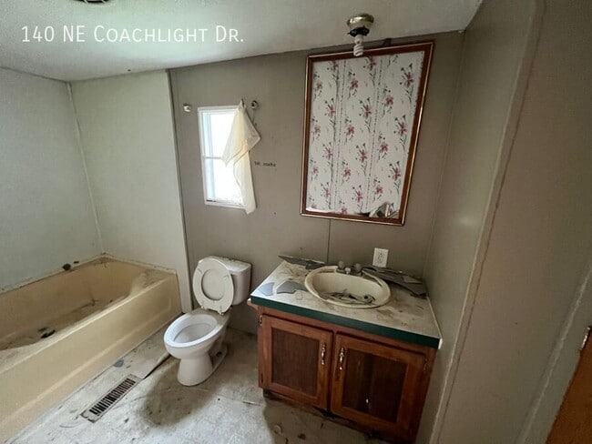 Building Photo - 140 Coachlight Dr