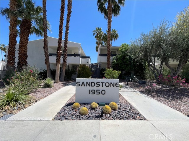 Foto del edificio - 1950 S Palm Canyon Dr